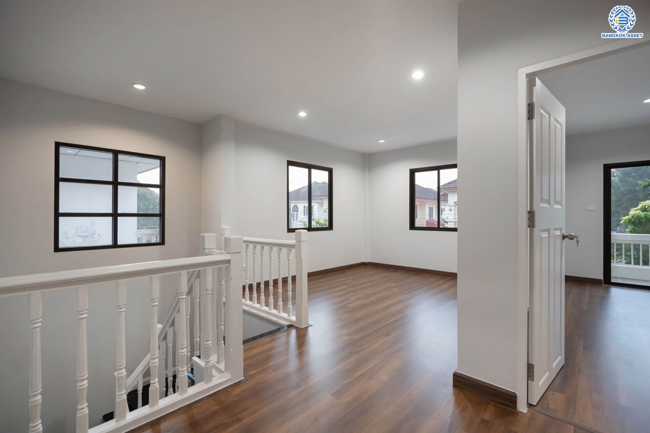 บ้านมือสองตกแต่งใหม่ ม.วรารมย์ เพชรเกษม81 แบรนด์ Q.House รองรับทุกความสุข เนื้อที่ 54 ตร.ว. ฟังก์ชัน 3 ห้องนอน 2 ห้องน้ำ 1 ห้องอเนกประสงค์ จอดรถได้ 1 คัน บนทำเลใกล้ The Mall บางแค และเชื่อมต่อ ถ.พุทธมณฑลสาย4 และ ถ.กาญจนาฯ